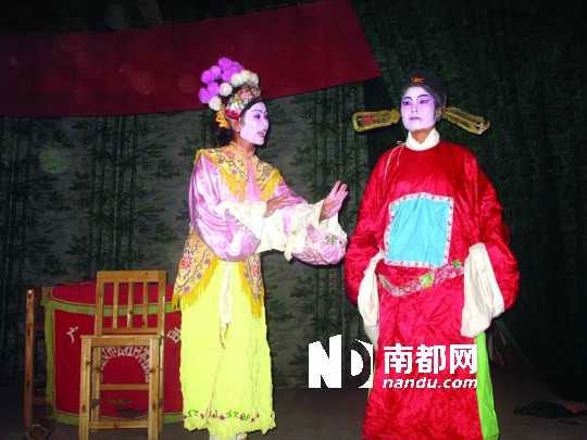 翠德堂里的桂剧表演。 翠德堂里的桂剧表演。