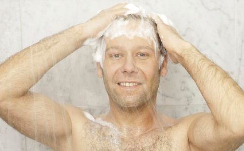 老人体弱 洗澡时有不少注意事项 老人洗澡的注意事项 老人洗澡要注意什么 老人洗澡有哪些事情要注意