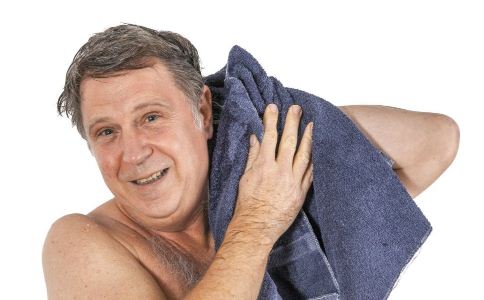 老人体弱 洗澡时有不少注意事项 老人洗澡的注意事项 老人洗澡要注意什么 老人洗澡有哪些事情要注意