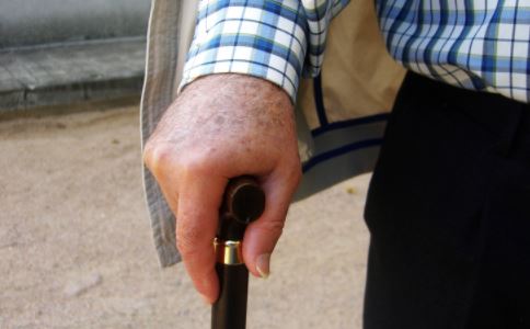 老人选拐杖要看4个标准 怎么选拐杖 选拐杖的标准 选拐杖的方法