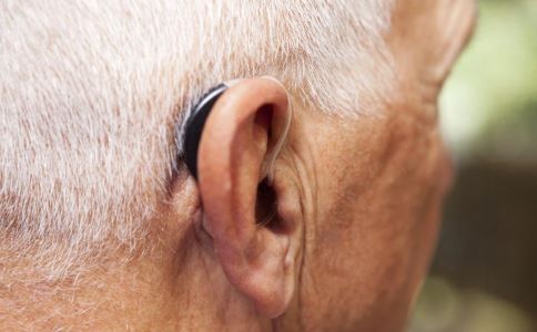 老人听力有问题要及时佩戴助听器 老人听力下降 助听器 老人助听器