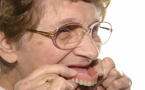 老人假牙如何清洁 戴假牙误区需纠正 老人假牙如何清洁 老人假牙的正确清洁方式 老人戴假牙误区