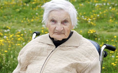 老人用什么轮椅好 老人选轮椅需注意6点 老人用什么轮椅好 哪些老年人需要坐轮椅 老人选轮椅的注意事项