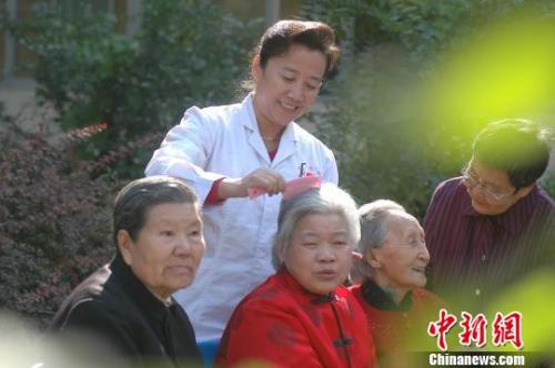 “说白了就是替天下儿女尽孝心。”李丽珠所服务的患者都是最弱势群体,老年精神障碍,老年痴呆,临终老人。受访者提供 点击进入下一页