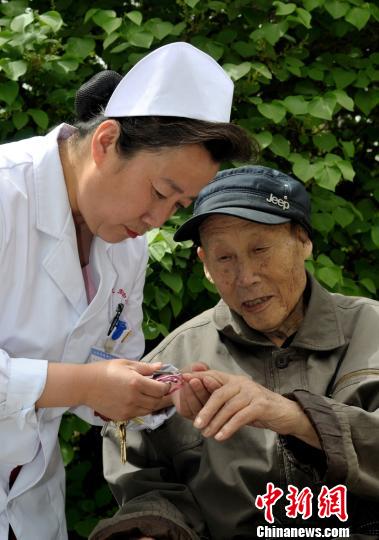 在护理工作中,精神障碍患者的护理、痴呆老人的护理、瘫痪老人护理、压疮护理、临终关怀护理是负担最重,也最具挑战性。受访者提供 点击进入下一页