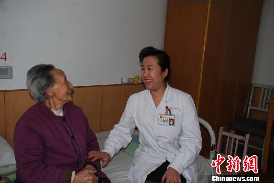 李丽珠认为,不管做人做事,有责任才会把事情办好。卧床老人容易坠床骨折,李丽珠便病床的高度由55公分降低到30公分,还为他们配了奶瓶解决喝水被呛的问题。受访者提供 点击进入下一页