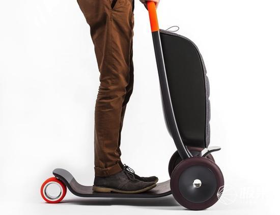 专为老年人设计的滑板车,外观时尚使用安全 专为老年人设计的滑板车,外观时尚使用安全