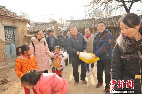 山西医护志愿者看望贫困山区孤寡老人(组图)